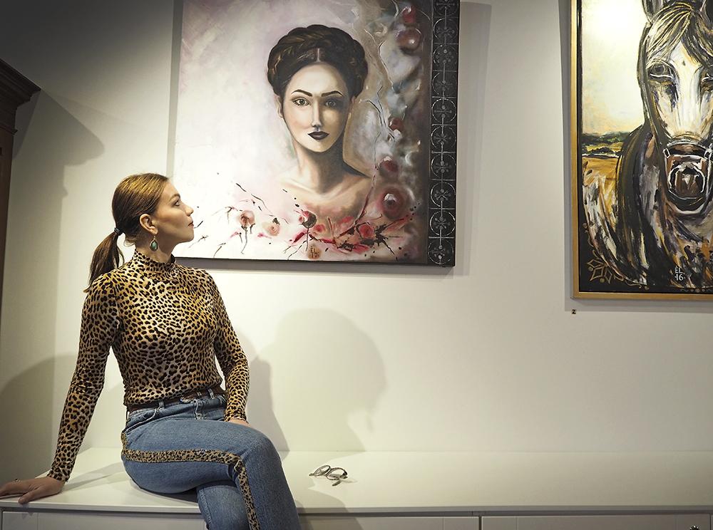 Taiteilija Evgenia Lesonen näyttelytöidensä äärellä.