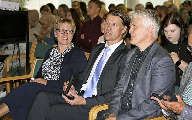 Lukuvuoden avajaiset opiston juhlasalissa. Eturivissä apulaisrehtori Minna Kansanaho, kansanedustaja Pasi Kivisaari ja rehtori Kyösti Nyyssölä.