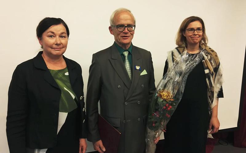 Helena Ahonen, Jukka Vihriälä ja Tytti Pantsar kunniamerkin luovutustilaisuudessa.